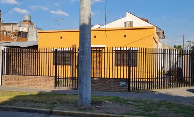 CASA AMERICANA 3 AMBIENTES CON COCHERA Y FONDO LIBRE