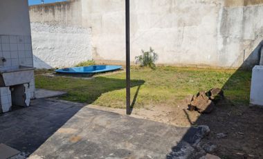 CASA AMERICANA 3 AMBIENTES CON COCHERA Y FONDO LIBRE