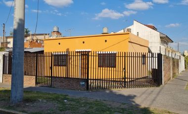CASA AMERICANA 3 AMBIENTES CON COCHERA Y FONDO LIBRE