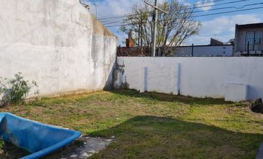 CASA AMERICANA 3 AMBIENTES CON COCHERA Y FONDO LIBRE