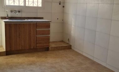 CASA AMERICANA 3 AMBIENTES CON COCHERA Y FONDO LIBRE