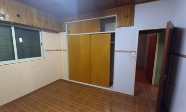 Chalet 3 ambientes en dos plantas, con garage y fondo libre. Villa Luzuriaga