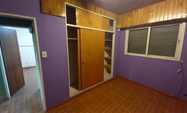 Chalet 3 ambientes en dos plantas, con garage y fondo libre. Villa Luzuriaga