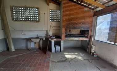 Chalet 3 ambientes en dos plantas, con garage y fondo libre. Villa Luzuriaga