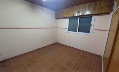 Chalet 3 ambientes en dos plantas, con garage y fondo libre. Villa Luzuriaga