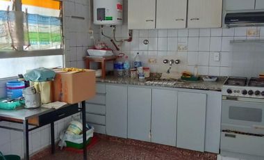 TIPO CASA EN ZONA COMERCIAL DE AVENIDA AVELLANEDA