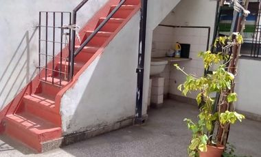 TIPO CASA EN ZONA COMERCIAL DE AVENIDA AVELLANEDA