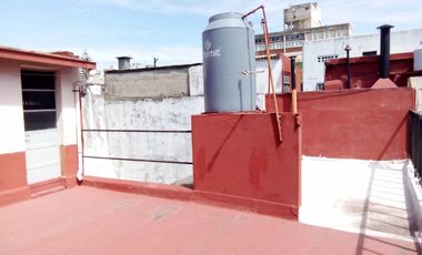 TIPO CASA EN ZONA COMERCIAL DE AVENIDA AVELLANEDA