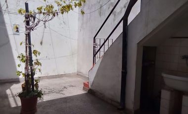 TIPO CASA EN ZONA COMERCIAL DE AVENIDA AVELLANEDA