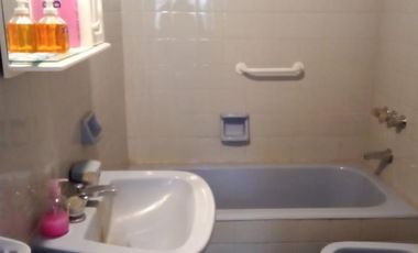 TIPO CASA EN ZONA COMERCIAL DE AVENIDA AVELLANEDA