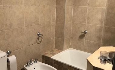 EXCELENTE DEPARTAMENTO DE 2 AMBIENTES TERCER PISO CONTRAFRENTE CON BALCON. VILLA LUZURIAGA