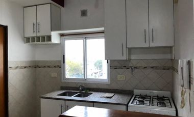 EXCELENTE DEPARTAMENTO DE 2 AMBIENTES TERCER PISO CONTRAFRENTE CON BALCON. VILLA LUZURIAGA