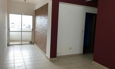 EXCELENTE DEPARTAMENTO DE 2 AMBIENTES TERCER PISO CONTRAFRENTE CON BALCON. VILLA LUZURIAGA