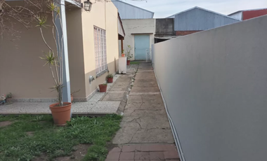 VENTA CASA 3 AMBIENTES A RECICLAR CON LOCAL, CASA AVITABLE 3 AMBIENTES Y GALPON