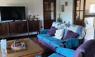 Interesante inmueble ideal inversion. CASA PA + 2 LOCALES EN PB + DEPTO INTERNO