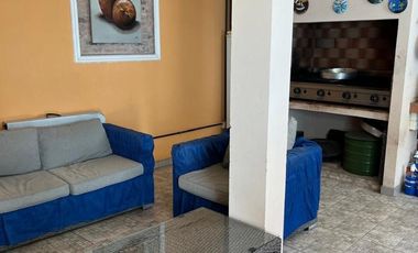 Interesante inmueble ideal inversion. CASA PA + 2 LOCALES EN PB + DEPTO INTERNO
