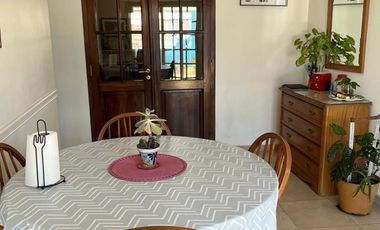 Interesante inmueble ideal inversion. CASA PA + 2 LOCALES EN PB + DEPTO INTERNO