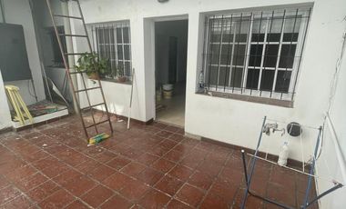 Interesante inmueble ideal inversion. CASA PA + 2 LOCALES EN PB + DEPTO INTERNO