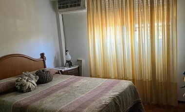 Interesante inmueble ideal inversion. CASA PA + 2 LOCALES EN PB + DEPTO INTERNO