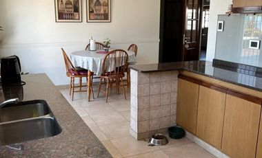Interesante inmueble ideal inversion. CASA PA + 2 LOCALES EN PB + DEPTO INTERNO