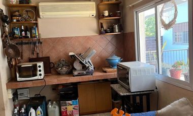 Interesante inmueble ideal inversion. CASA PA + 2 LOCALES EN PB + DEPTO INTERNO