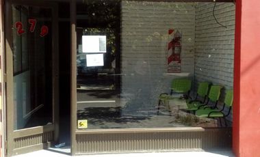 Interesante inmueble ideal inversion. CASA PA + 2 LOCALES EN PB + DEPTO INTERNO