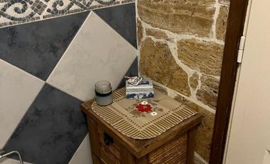Interesante inmueble ideal inversion. CASA PA + 2 LOCALES EN PB + DEPTO INTERNO