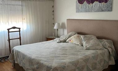 Interesante inmueble ideal inversion. CASA PA + 2 LOCALES EN PB + DEPTO INTERNO