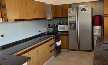 Interesante inmueble ideal inversion. CASA PA + 2 LOCALES EN PB + DEPTO INTERNO