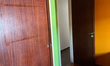 Interesante inmueble ideal inversion. CASA PA + 2 LOCALES EN PB + DEPTO INTERNO