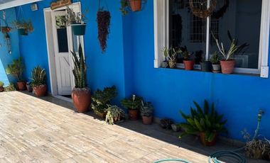 Interesante inmueble ideal inversion. CASA PA + 2 LOCALES EN PB + DEPTO INTERNO