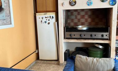 Interesante inmueble ideal inversion. CASA PA + 2 LOCALES EN PB + DEPTO INTERNO