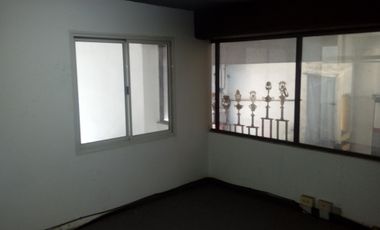 Interesante inmueble ideal inversion. CASA PA + 2 LOCALES EN PB + DEPTO INTERNO