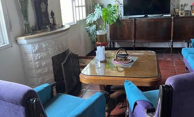 Interesante inmueble ideal inversion. CASA PA + 2 LOCALES EN PB + DEPTO INTERNO