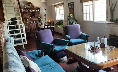 Interesante inmueble ideal inversion. CASA PA + 2 LOCALES EN PB + DEPTO INTERNO