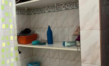 Interesante inmueble ideal inversion. CASA PA + 2 LOCALES EN PB + DEPTO INTERNO