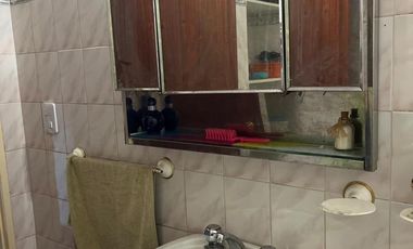Interesante inmueble ideal inversion. CASA PA + 2 LOCALES EN PB + DEPTO INTERNO
