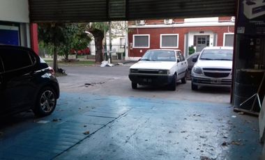 Interesante inmueble ideal inversion. CASA PA + 2 LOCALES EN PB + DEPTO INTERNO