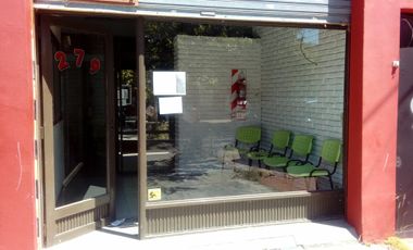 Interesante inmueble ideal inversion. CASA PA + 2 LOCALES EN PB + DEPTO INTERNO