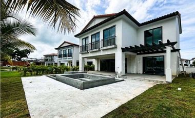 Se vende casa en Buenaventura - Rio Hato Panamá.
