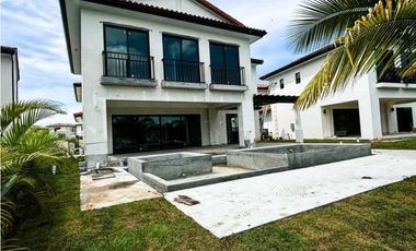 Se vende casa en Buenaventura - Rio Hato Panamá.