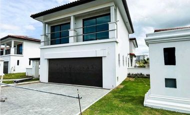 Se vende casa en Buenaventura - Rio Hato Panamá.