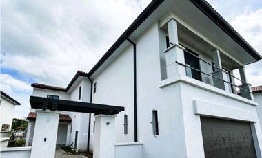 Se vende casa en Buenaventura - Rio Hato Panamá.