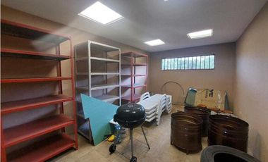 Vendo oficina con galera y area de hospedaje La Villa de los Santos.