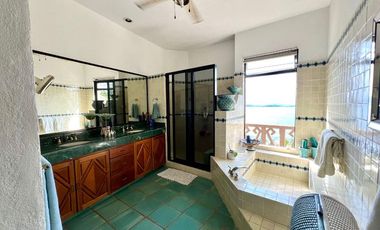 CASA EN VENTA EN FRACC PRIVADO CON PLAYA Y CANCHAS DE TENIS
