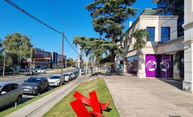 Local Av. Laplace  360m2, seguridad y estacionamiento exclusivo