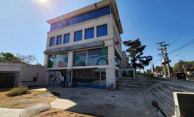 Local Av. Laplace  360m2, seguridad y estacionamiento exclusivo