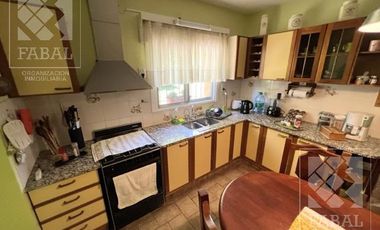 Casa venta Allen, 4 dormitorios, 3 baños, cochera, jardín con parrilla y estudio independiente