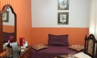 Chalet construido sobre lote de 8,66 x 23,04