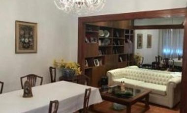 Chalet construido sobre lote de 8,66 x 23,04